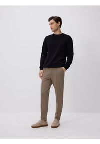 Reserved - Spodnie chino slim - beżowy. Kolor: beżowy. Materiał: dzianina