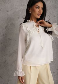 Renee - Biała Bluzka w Stylu Coquette z Falbankami i Wiązaniem przy Szyi Seathrina. Typ kołnierza: kołnierz z falbankami. Kolor: biały. Materiał: poliester, jeans #4
