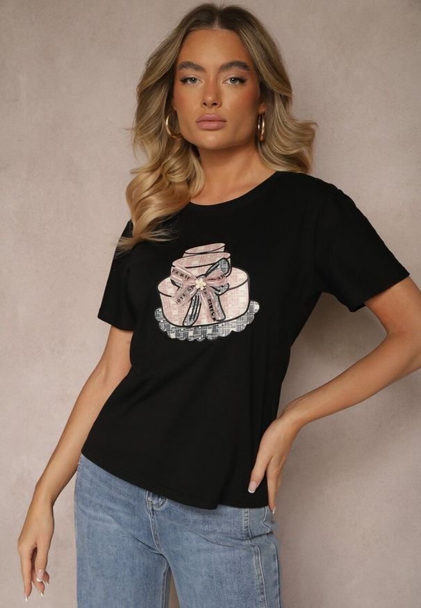 Renee - Czarny Bawełniany T-shirt z Kokardą 3D i Nadrukiem Tortu Sanaviela. Okazja: na co dzień. Typ kołnierza: kokarda. Kolor: czarny. Materiał: bawełna. Wzór: nadruk. Styl: klasyczny, elegancki, casual
