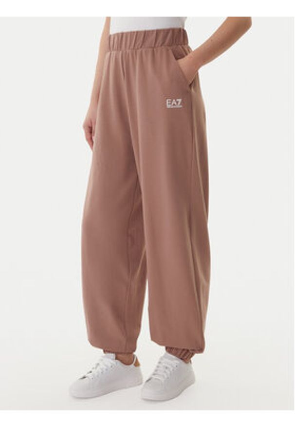 EA7 Emporio Armani Dres 7W000118 AF13135 U6108 Brązowy Regular Fit. Kolor: brązowy. Materiał: bawełna