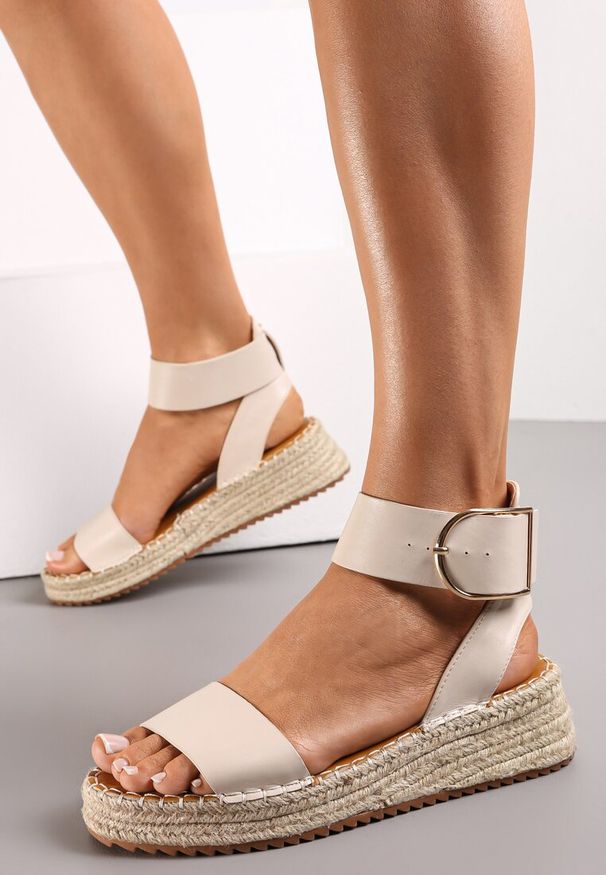 Renee - Beżowe Sandały z Dużą Sprzączką i Plecioną Platformą Lynnette. Zapięcie: sprzączka. Kolor: beżowy. Obcas: na platformie. Styl: boho