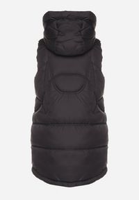 Born2be - Czarna Kamizelka Pikowana z Ozdobnym Suwakiem z Kapturem Fortisse. Okazja: na co dzień, na spotkanie biznesowe. Typ kołnierza: kaptur. Kolor: czarny. Styl: biznesowy, casual, elegancki, klasyczny #2