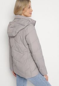 Born2be - Jasnoszara Kurtka z Pikowanymi Przeszyciami i Odpinanym Kapturem Felanwen. Okazja: na co dzień. Kolor: szary. Materiał: jeans. Styl: casual, elegancki, sportowy #2