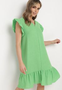 Born2be - Jasnozielona Rozkloszowana Sukienka z Falbanką na Dole i przy Rękawach Biojara. Okazja: na co dzień. Typ kołnierza: kołnierz z falbankami. Kolor: zielony. Długość rękawa: krótki rękaw. Typ sukienki: proste. Styl: casual #1