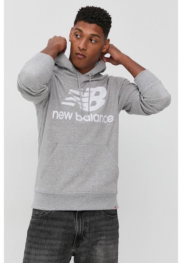 New Balance Bluza MT03558AG męska kolor szary z kapturem melanżowa. Typ kołnierza: kaptur. Kolor: szary. Materiał: dzianina. Wzór: melanż