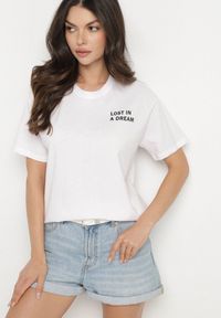 Born2be - Biało-Różowy Bawełniany T-shirt z Napisami Hallena. Okazja: na co dzień, na spotkanie biznesowe. Kolor: biały. Materiał: bawełna. Wzór: napisy. Styl: biznesowy, klasyczny, elegancki, casual