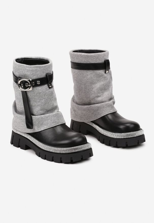 Born2be - Szaro-Czarne Botki Zdobione Cyrkoniami z Wywiniętą Materiałową Cholewką z Paskiem z Klamrą Toridra. Nosek buta: okrągły. Zapięcie: klamry. Kolor: szary. Szerokość cholewki: normalna. Wzór: aplikacja. Materiał: materiał. Sezon: zima. Obcas: na obcasie. Styl: klasyczny. Wysokość obcasa: niski