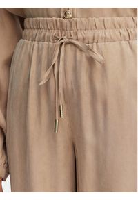 Guess Spodnie materiałowe W6GB07 W1781 Beżowy Regular Fit. Kolor: beżowy. Materiał: lyocell #4