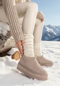 Born2be - Jasnobeżowe Śniegowce Vices z Krótką Cholewką Ocieplone Futerkiem Grelfedi. Okazja: na co dzień. Kolor: beżowy. Materiał: futro. Szerokość cholewki: normalna. Sezon: zima. Styl: casual, elegancki #1