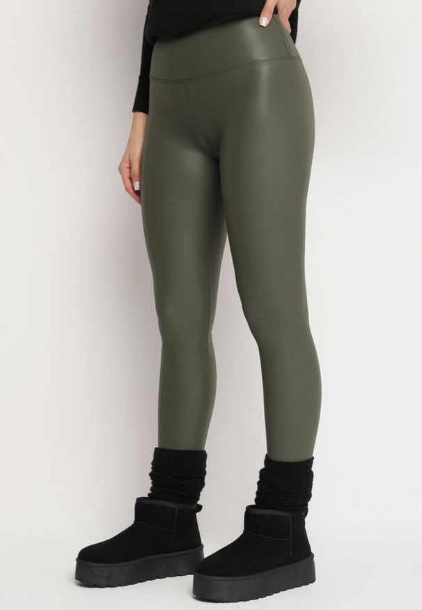 Born2be - Ciemnozielone Legginsy z Ekoskóry z Wysokim Stanem i Polarem Labira. Okazja: na co dzień. Stan: podwyższony. Kolor: zielony. Materiał: polar. Wzór: aplikacja. Styl: elegancki, casual