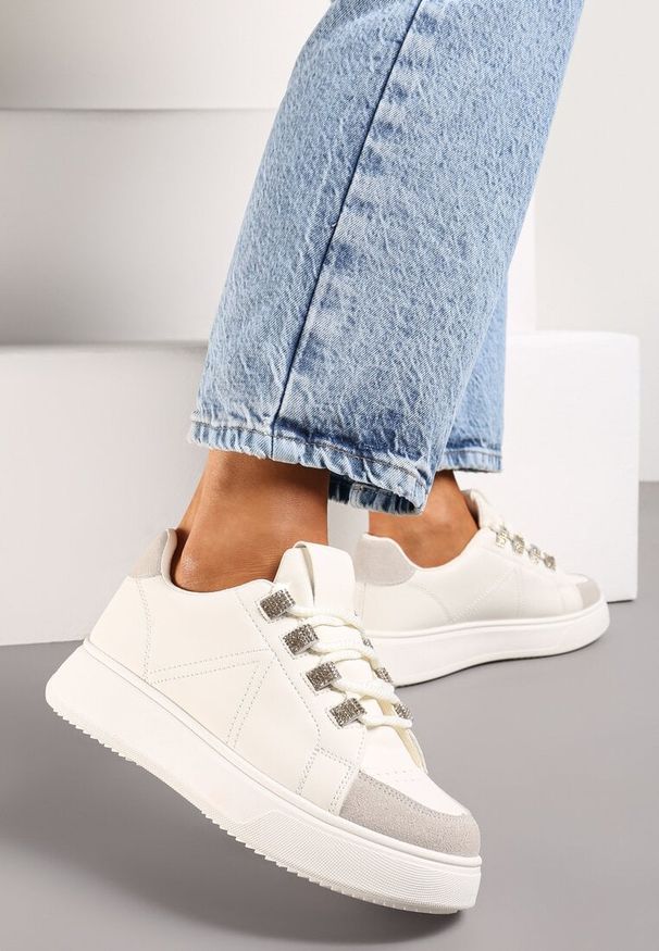 Born2be - Beżowe Sneakersy z Imitacji Skóry z Grubymi Sznurówkami i Cyrkoniami Drinthia. Okazja: na co dzień. Zapięcie: sznurówki. Kolor: beżowy. Materiał: skóra. Sezon: lato, wiosna