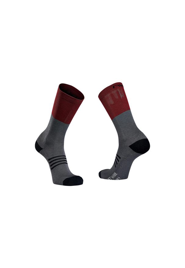 Skarpety rowerowe NORTHWAVE EXTREME PRO HIGH SOCK. Kolor: czerwony, wielokolorowy, szary