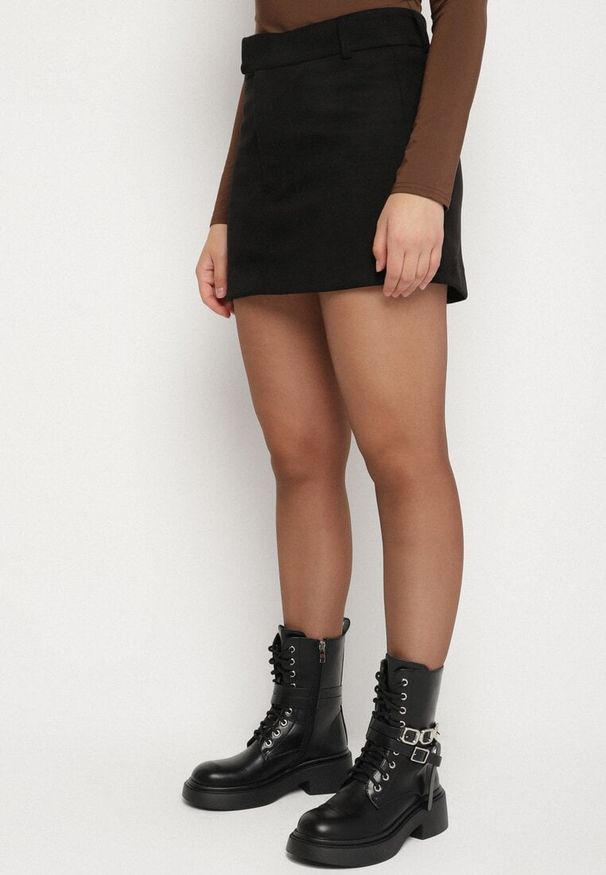 Born2be - Czarna Spódnica VICES Mini z Imitacji Zamszu Tavite. Okazja: na co dzień. Stan: podwyższony. Kolor: czarny. Materiał: zamsz. Styl: klasyczny, casual, elegancki