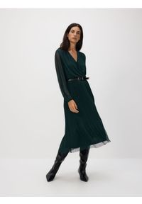 Reserved - Plisowana sukienka z paskiem - morski. Kolor: morski. Materiał: dzianina. Styl: klasyczny