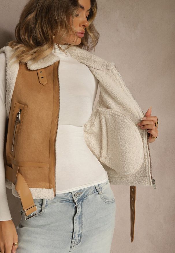 Renee - Beżowa Kamizelka w Rockowym Stylu z Futerkiem w Stylu Baranka i Klamrą Tiofira. Okazja: na co dzień. Kolor: beżowy. Materiał: futro. Styl: rockowy