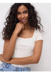 Reserved - T-shirt z dekoltem karo - złamana biel. Typ kołnierza: dekolt w karo. Materiał: bawełna, włókno #1