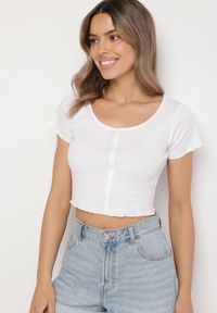 Born2be - Biały Bawełniany T-shirt o Dopasowanym Kroju z Guzikami Filareina. Okazja: na co dzień. Kolor: biały. Materiał: bawełna. Styl: klasyczny, elegancki, casual