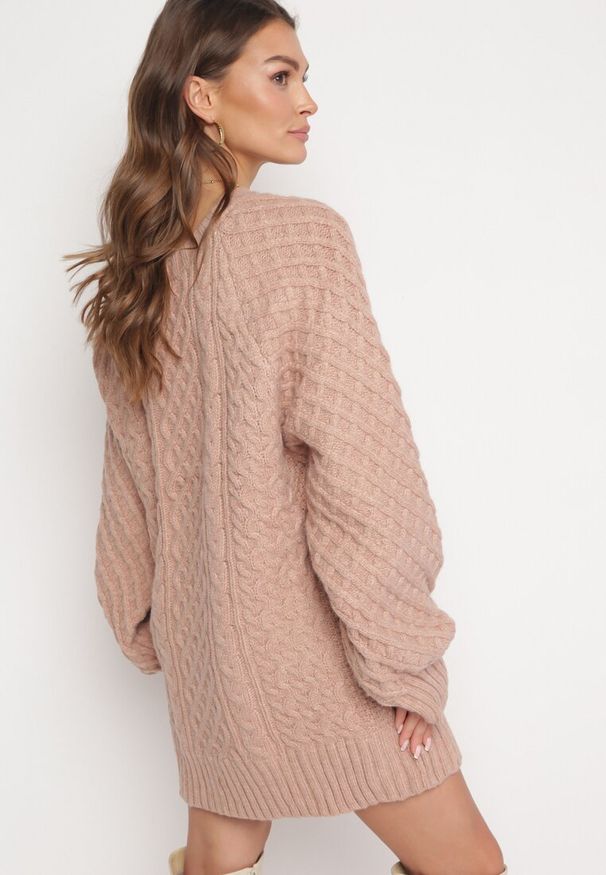 Born2be - Różowy Sweter o Wydłużonym Fasonie z Modnym Splotem Ahexa. Kolor: różowy. Długość: długie. Wzór: ze splotem