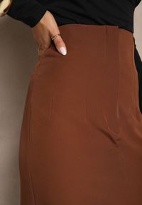 Renee - Brązowa Spódnica o Ołówkowym Kroju High Waist z Rozcięciem z Tyłu Liozia. Okazja: na spotkanie biznesowe. Stan: podwyższony. Kolor: brązowy. Materiał: jedwab. Wzór: gładki. Styl: elegancki, biznesowy #5