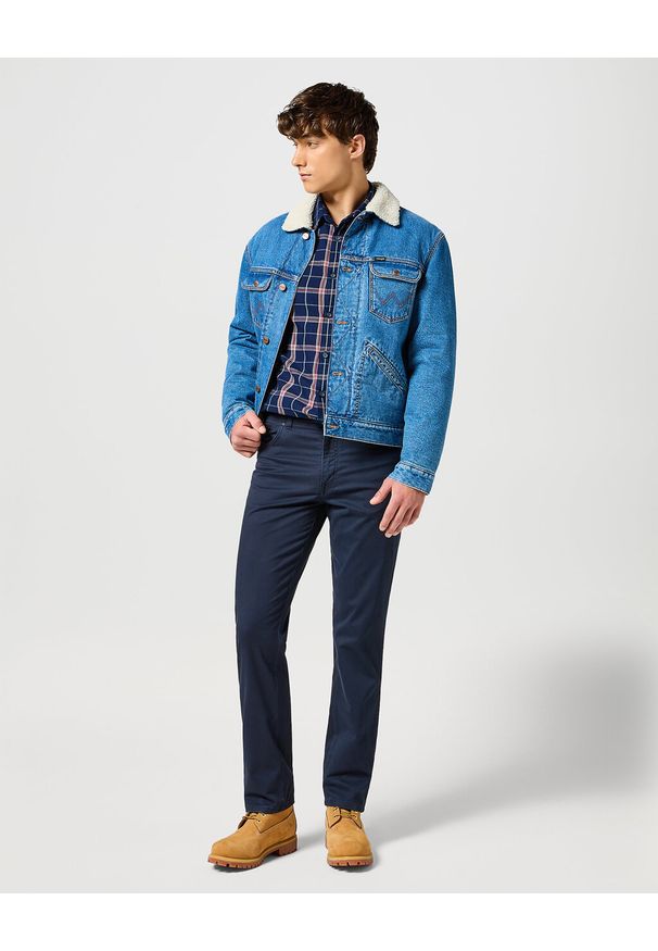 Wrangler - WRANGLER MĘSKIE SPODNIE MATERIAŁOWE TEXAS DARK NAVY 112356791 W121012239. Materiał: materiał