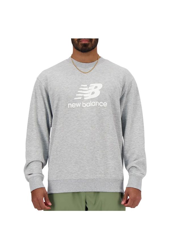 Bluza New Balance MT41500AG - szara. Okazja: na co dzień. Typ kołnierza: bez kaptura. Kolor: szary. Materiał: bawełna, poliester. Wzór: napisy. Styl: sportowy, klasyczny, elegancki, casual