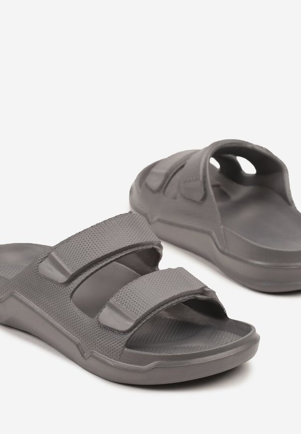 Born2be - Szare Klapki z Tłoczeniem i Dwoma Paskami Sopelara. Okazja: na spacer, na co dzień. Kolor: szary. Styl: casual