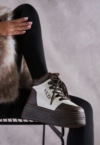 Renee - Beżowo-Brązowe Sneakersy na Grubej Podeszwie Mocno Ocieplane Futrem Leavinael. Okazja: na co dzień. Kolor: beżowy. Materiał: futro. Wzór: napisy. Obcas: na obcasie. Wysokość obcasa: średni #1