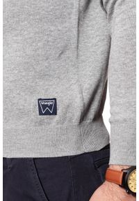 Wrangler - MĘSKI SWETER WRANGLER RAGLAN KNIT MID GREY MEL W8615PR37. Kolor: szary. Materiał: dzianina, bawełna. Długość rękawa: raglanowy rękaw. Wzór: aplikacja, melanż #3