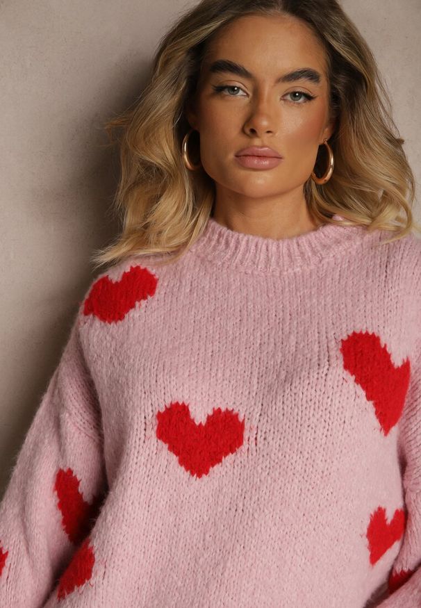 Renee - Różowy Sweter z Wiskozą i Wełną Ozdobiony Sercami Lisariona. Okazja: na co dzień. Kolor: różowy. Materiał: wiskoza, wełna. Wzór: aplikacja. Styl: casual