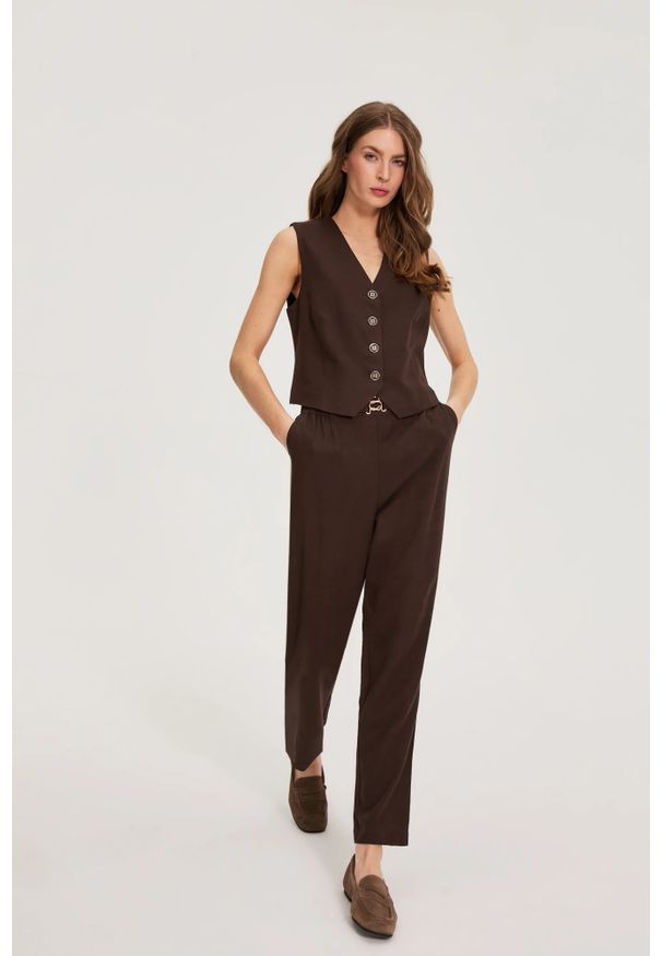 MOODO - Spodnie z dodatkiem lnu brązowe. Kolor: brązowy. Materiał: len