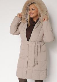 Born2be - Beżowa Pikowana Kurtka z Kapturem z Futrem i Wiązanym Paskiem Mevinatia. Okazja: na co dzień. Typ kołnierza: kaptur. Kolekcja: plus size. Kolor: beżowy. Materiał: futro. Styl: casual, klasyczny #3