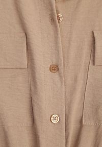 Born2be - Ciemnobeżowy Kombinezon Aliker. Okazja: na co dzień. Kolor: beżowy. Długość rękawa: krótki rękaw. Długość: krótkie. Wzór: aplikacja. Styl: elegancki, casual #5