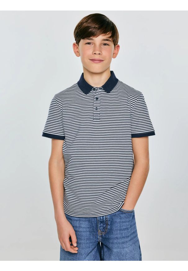 Big-Star - Koszulka chłopięca polo w paski granatowa Fiker 403. Typ kołnierza: polo. Kolor: niebieski. Materiał: dzianina. Długość rękawa: krótki rękaw. Długość: krótkie. Wzór: paski. Styl: klasyczny, sportowy