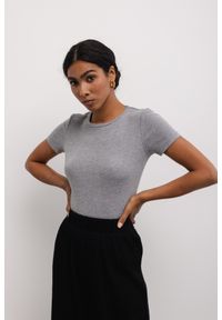 Marsala - Dopasowany top z krótkim rękawem w kolorze CLASSIC GREY interlock - UNITY-M. Materiał: materiał, bawełna. Długość rękawa: krótki rękaw. Długość: krótkie