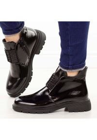 Czarne lakierowane botki damskie M.Daszyński 2501-10. Okazja: na uczelnię, do pracy, na co dzień. Nosek buta: okrągły. Kolor: czarny. Materiał: skóra, lakier. Szerokość cholewki: normalna. Sezon: zima, jesień. Styl: elegancki, casual, klasyczny #1