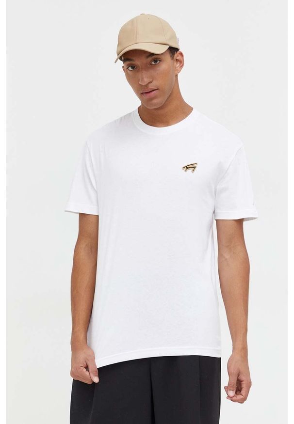 Tommy Jeans t-shirt bawełniany kolor biały z aplikacją. Kolor: biały. Materiał: bawełna. Długość rękawa: krótki rękaw. Długość: krótkie. Wzór: aplikacja. Styl: klasyczny