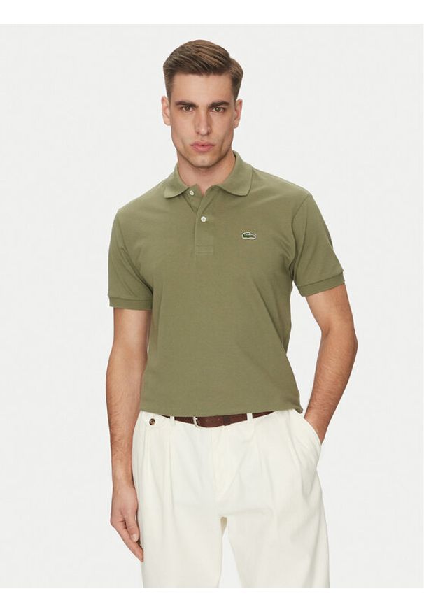 Lacoste Polo L1212 Khaki Regular Fit. Typ kołnierza: polo. Kolor: brązowy. Materiał: bawełna