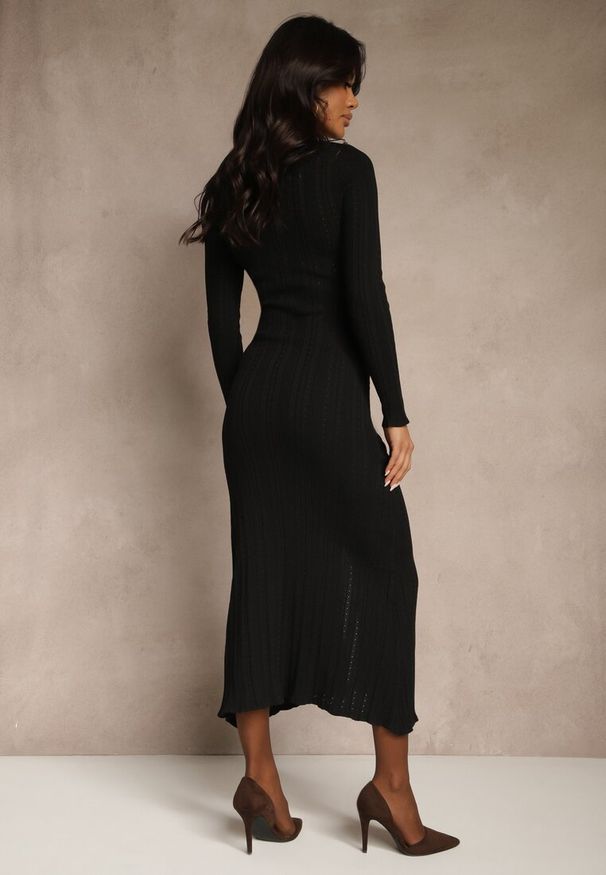 Renee - Czarna Taliowana Sukienka Sweterkowa z Wiskozą i Metalicznymi Guzikami Lilianessa. Okazja: na co dzień. Kolor: czarny. Materiał: wiskoza. Typ sukienki: proste. Styl: casual, elegancki