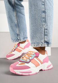 Renee - Różowo-Białe Sneakersy w Streetwearowym Stylu z Ozdobnymi Przeszyciami Isallena. Okazja: na co dzień. Kolor: różowy. Materiał: jeans. Obcas: na płaskiej podeszwie