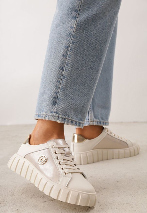 Born2be - Beżowo-Złote Sneakersy ze Skóry Naturalnej na Niskiej Platformie z Metalowymi Akcentami Rilmi. Okazja: na co dzień. Kolor: beżowy. Materiał: skóra. Obcas: na platformie