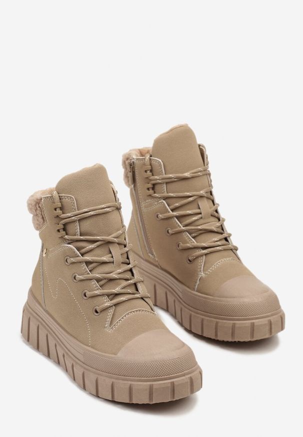 Born2be - Ciemnobeżowe Botki Typu Trapery Vices na Grubej Tłoczonej Podeszwie Anerrive. Okazja: na co dzień. Kolor: beżowy. Styl: casual