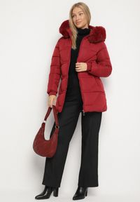 Born2be - Bordowa Pikowana Kurtka z Kapturem z Futerkiem Nenadria. Okazja: na co dzień, na spotkanie biznesowe, do pracy. Typ kołnierza: kaptur. Kolor: czerwony. Materiał: futro. Wzór: aplikacja. Styl: casual, biznesowy #3