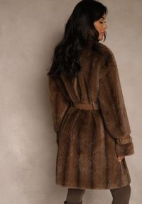 Renee - Brązowy Płaszcz Futerko z Paskiem z Imitacji Skóry i Klamrami przy Mankietach Charysha. Kolor: brązowy. Materiał: skóra, futro. Styl: elegancki #2