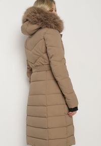 Born2be - Ciemnobeżowa Kurtka o Długim Fasonie z Paskiem i Odpinanym Futerkiem Delathra. Okazja: na co dzień, do pracy. Kolor: beżowy. Materiał: futro. Długość: długie. Styl: casual, elegancki, klasyczny #5