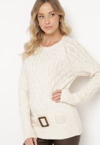 Born2be - Beżowy Sweter z Ozdobnym Splotem z Paskiem i Klamrą Riean. Okazja: na co dzień. Kolor: beżowy. Materiał: jeans. Długość rękawa: długi rękaw. Długość: długie. Wzór: ze splotem. Styl: klasyczny, casual #5