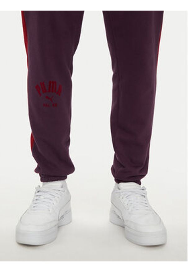 Puma Spodnie dresowe T7 PLAY.PARIS 626768 44 Bordowy Regular Fit. Kolor: czerwony. Materiał: bawełna