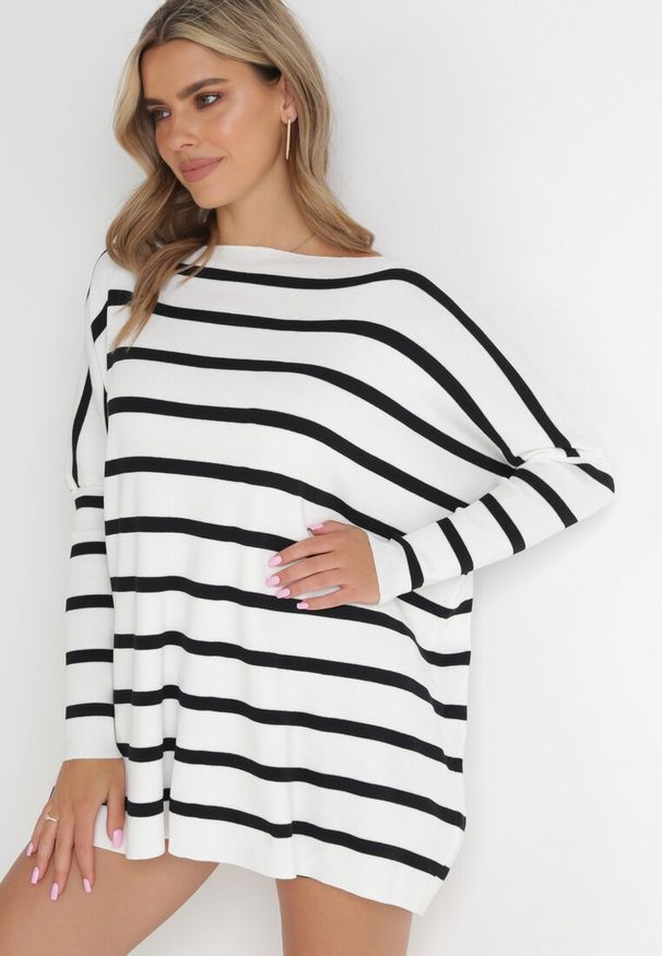 Born2be - Biały Sweter Oversize w Paski z Rękawami Nietoperz Caelania. Kolor: biały. Wzór: paski