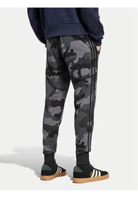 Adidas - adidas Spodnie dresowe Seasonal Essentials Camouflage IY6636 Szary Regular Fit. Kolor: szary. Materiał: bawełna, syntetyk #5
