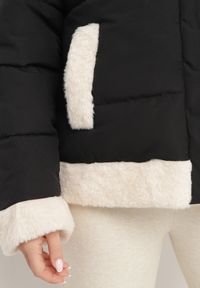 Born2be - Czarna Pikowana Kurtka o Prostym Kroju z Kapturem Obszyta Ozdobnym Futerkiem Ettelinea. Okazja: na co dzień. Typ kołnierza: kaptur. Kolor: czarny. Materiał: futro. Styl: casual #6