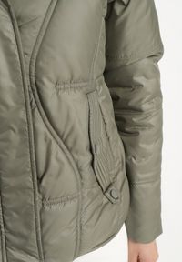 Born2be - Zielona Kurtka Pikowana z Odpinanym Kapturem i Kieszeniami Ziolene. Okazja: na co dzień. Kolor: zielony. Materiał: jeans. Długość rękawa: długi rękaw. Długość: długie. Styl: elegancki, casual #6